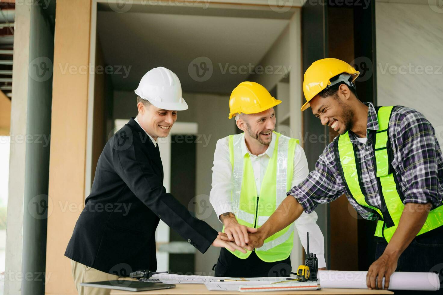ingeniero y contratista unirse manos después firma contrato, ellos son teniendo un moderno edificio proyecto juntos. exitoso cooperación foto