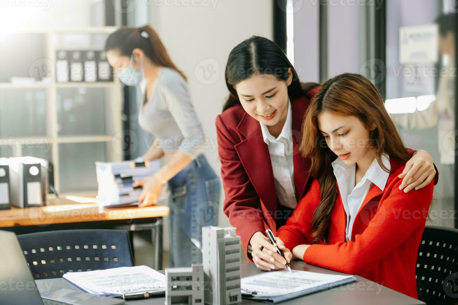 Customers who choose to buy a condominium room and a bank approve a loan for their purchase. Condominium and house loan interest rate photo