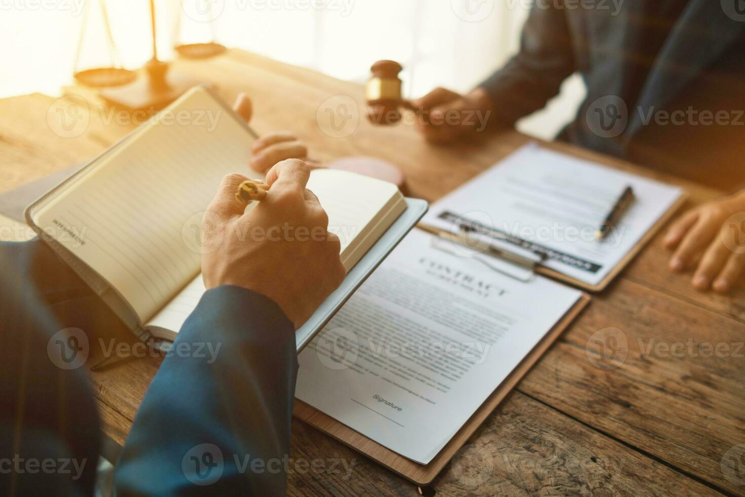 equipo de abogados es leyendo legal revisión de el ley libro a entender y aprender el leyes ese afectar su clientela y será ser poder a asesorar clientela quien necesitar legal consejo. ley libro revisión concepto foto