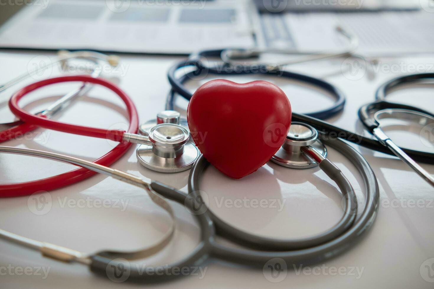 concepto de médico equipo reunión a discutir acerca de tratando corazón enfermedad con cirugía y prevenir reaparición de corazón enfermedad más tarde. médico equipo reunión acerca de cardiología a tratar pacientes foto