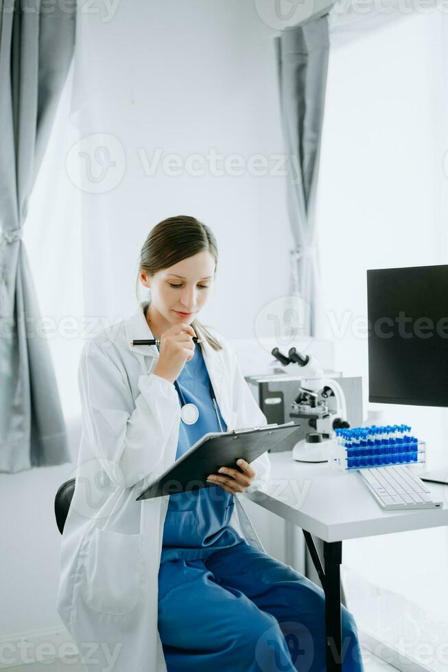 caucásico sonriente médico o consultor sentado a un escritorio su cuello bioquímico muestras, Ciencias químico laboratorio foto