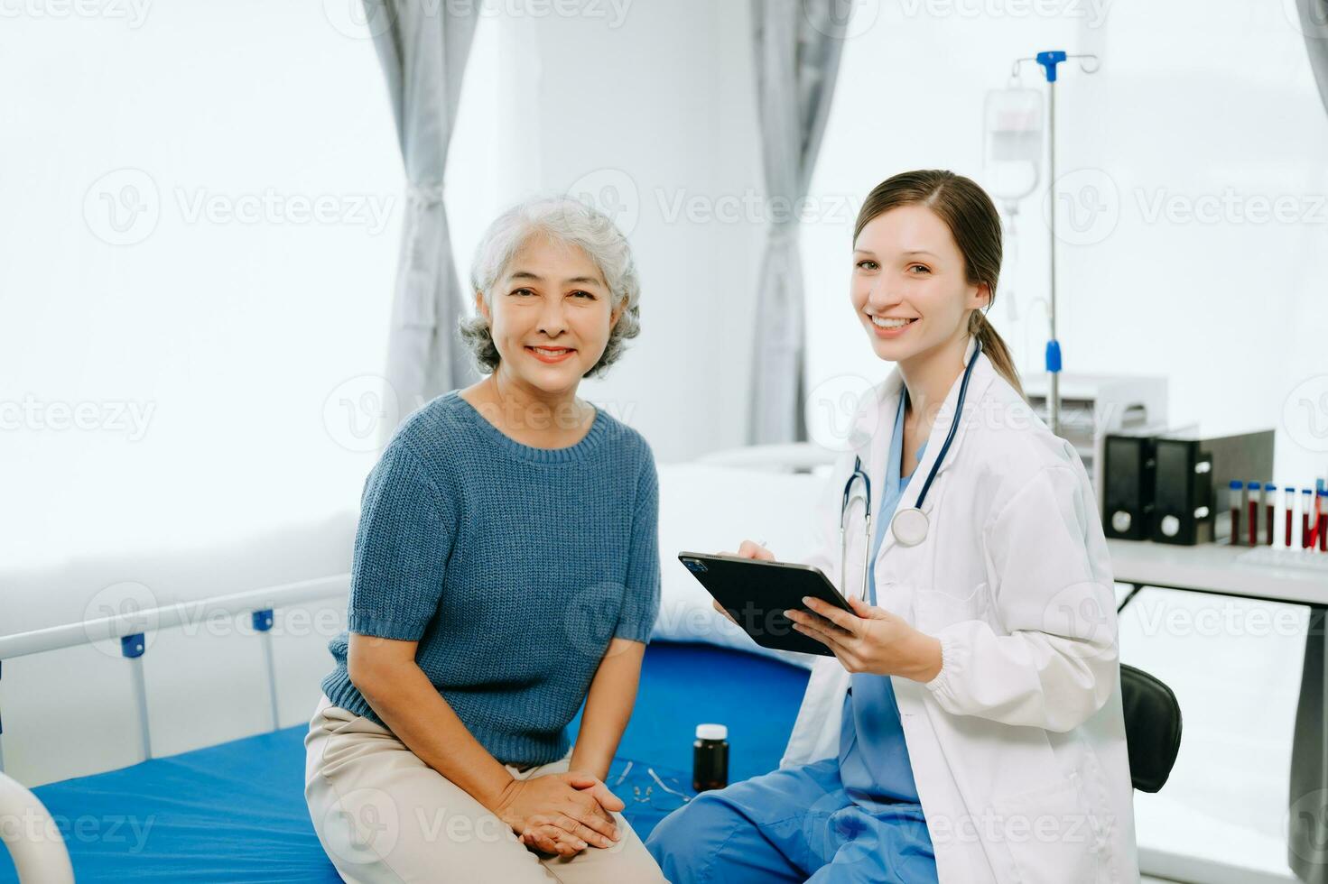 caucásico médico sonriente tomar cuidado de un joven paciente en hospital. simpático enfermero o terapéutico tratar cliente profesional médico Servicio concepto. foto