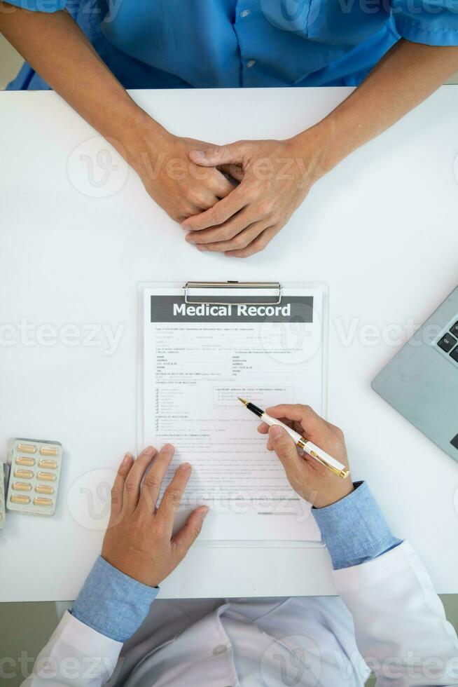 un corazón paciente visitas un médico para Consejo en salud cuidado y medicación a tratar corazón enfermedad síntomas después el médico equipo tiene diagnosticado y examinado el paciente para corazón anormalidades. foto