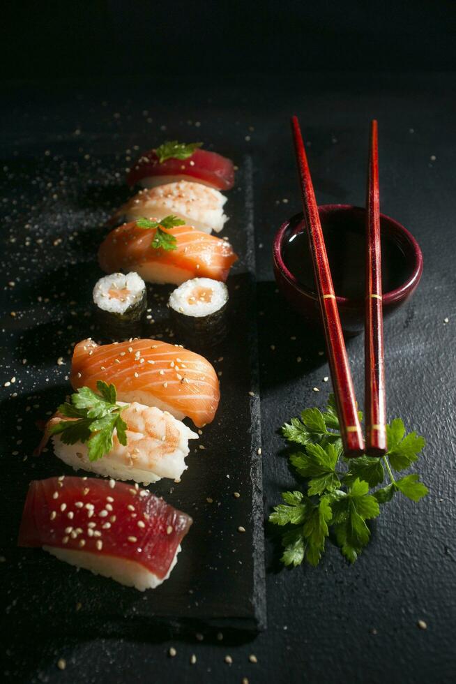 típico japonés Sushi plato foto