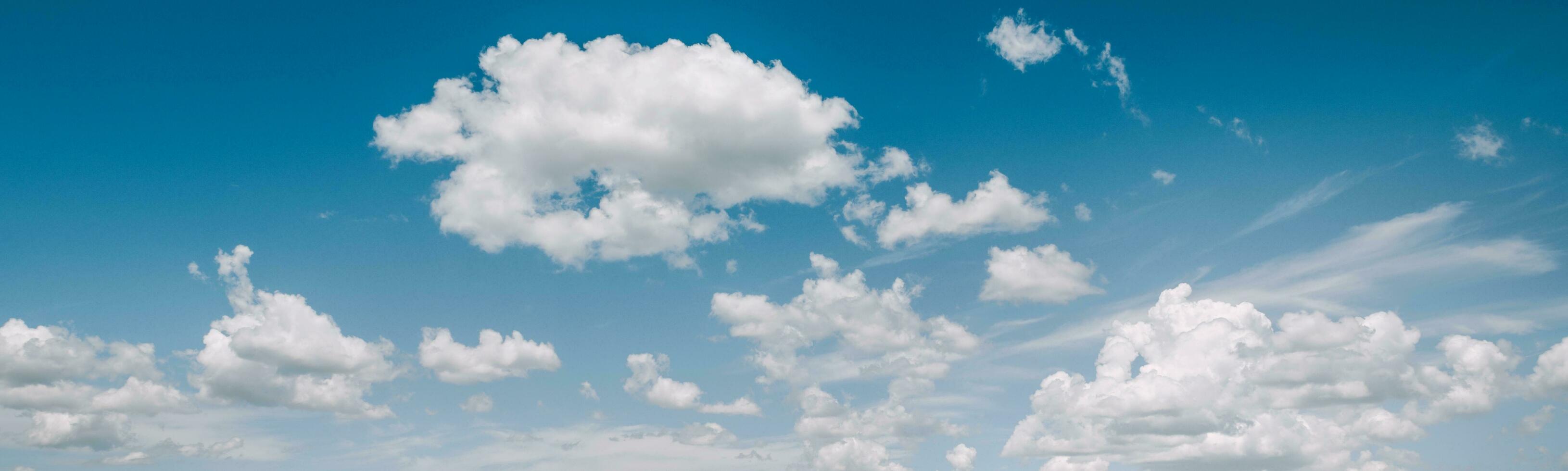 hermoso cielo azul con nubes blancas foto