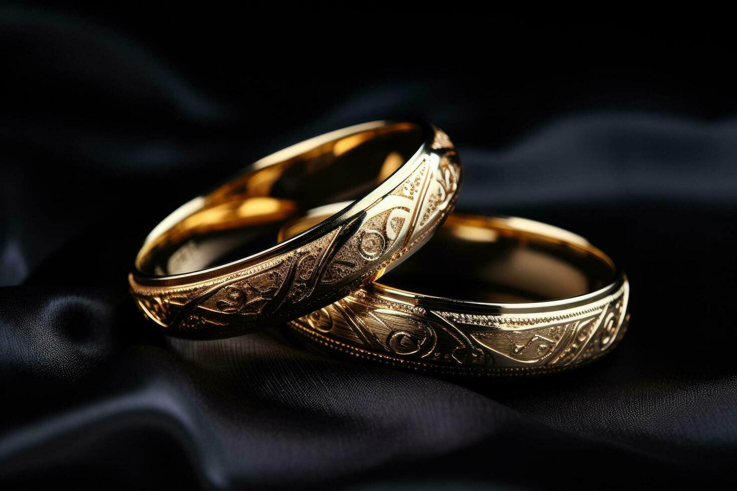 anillos de boda de oro sobre fondo blanco foto