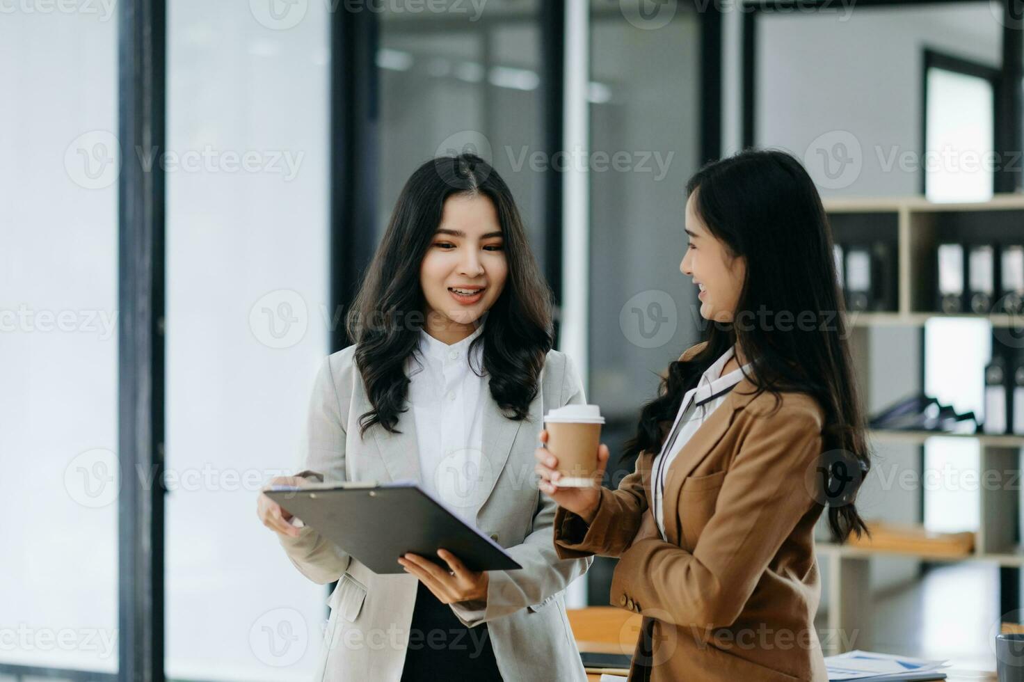 tipo líder ejecutivo gerente compartir y discutir negocio soluciones plan ideas en tableta con asiático hembra márketing gerente en oficina. foto