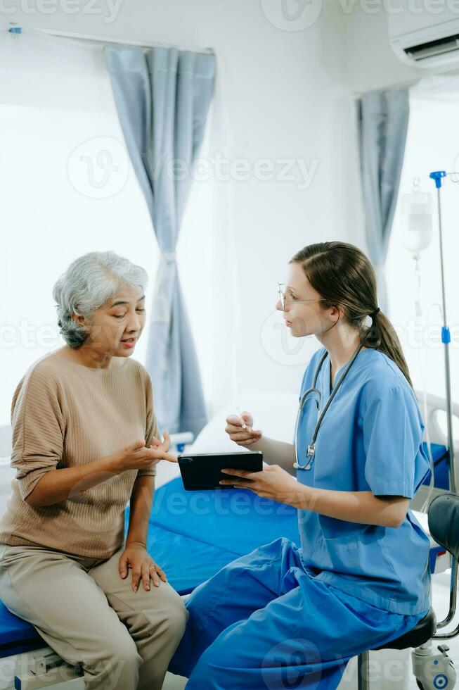 caucásico médico sonriente tomar cuidado de un joven paciente en hospital. simpático enfermero o terapéutico tratar cliente profesional médico Servicio concepto. foto