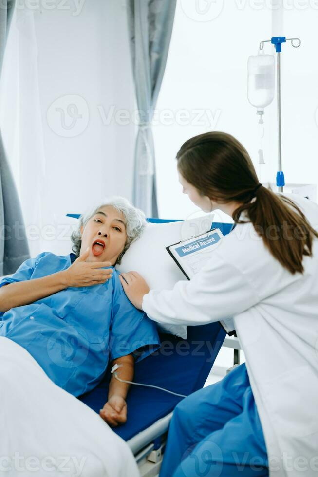 mujer médico y paciente que se discute alguna cosa mientras sentado en examen cama en moderno clínica o hospital . medicina y salud cuidado concepto. foto