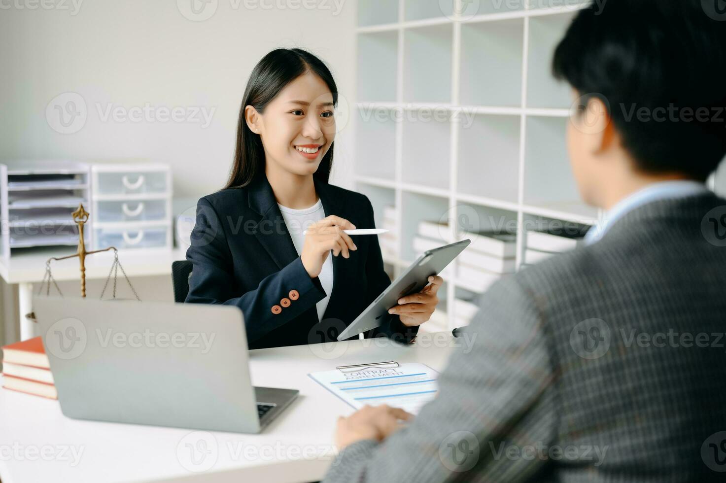 empresarios y abogados discutiendo documentos contractuales sentados a la mesa. conceptos de derecho, asesoría, servicios legales. a la luz de la mañana foto