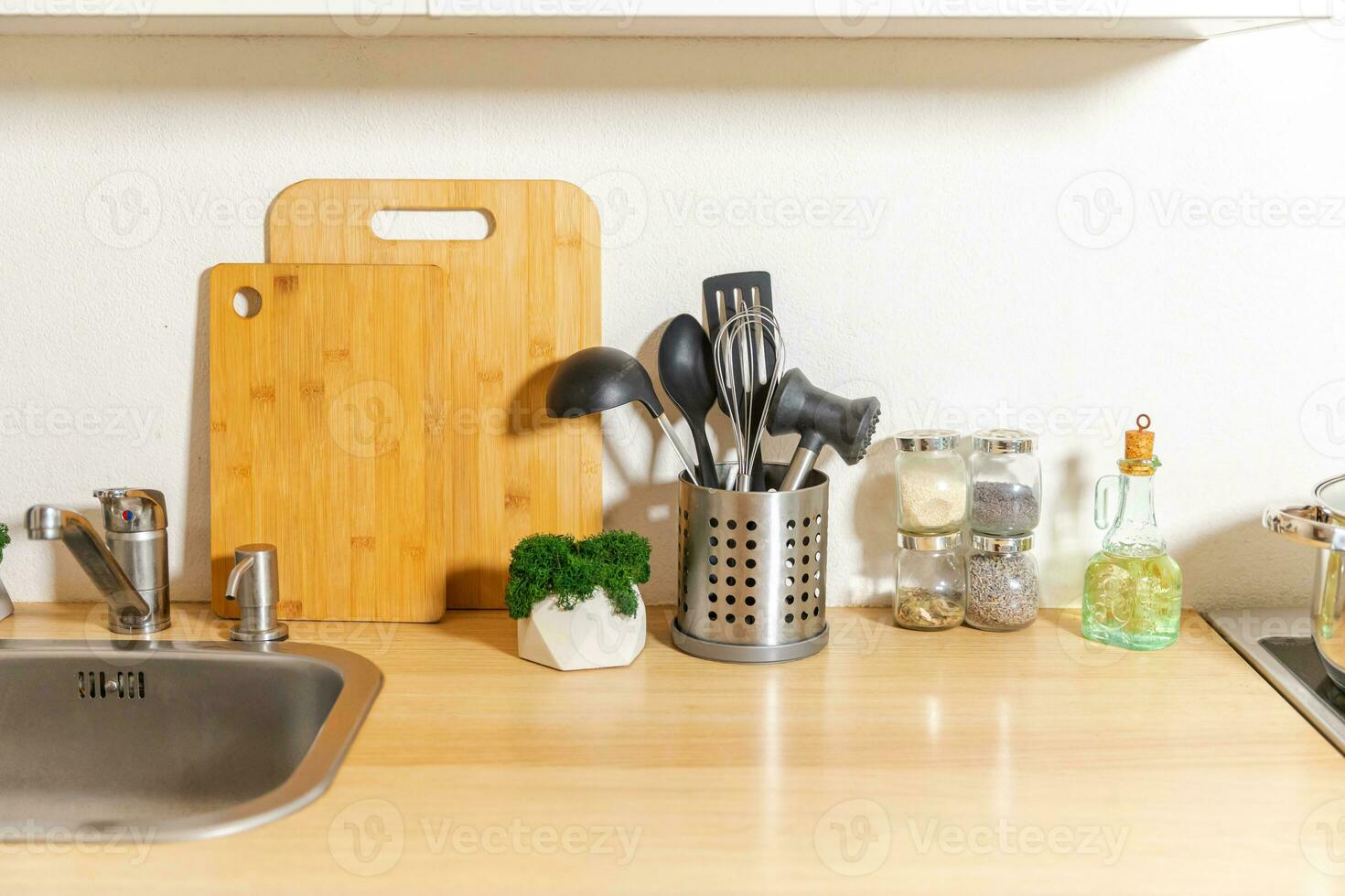 Cocina minimalista clásica escandinava con detalles en blanco y madera. cocina blanca moderna diseño de interiores de estilo contemporáneo limpio. foto