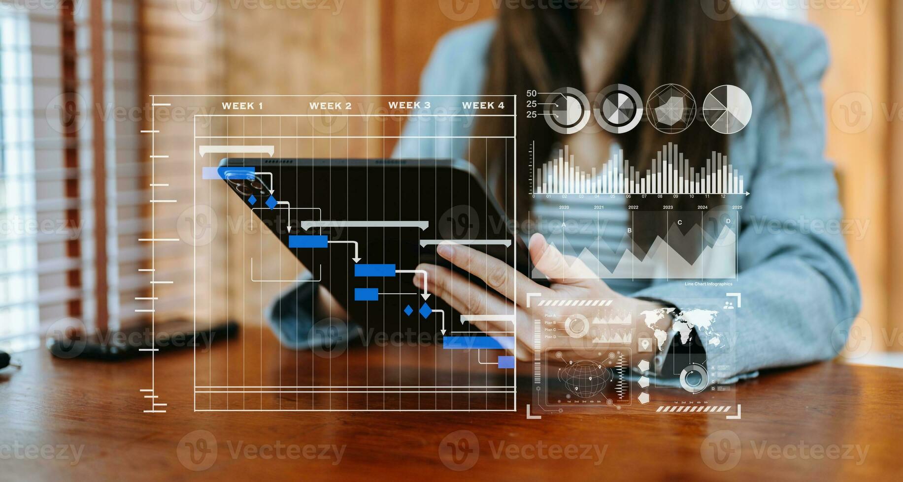 gerente de proyecto de mano de empresaria trabajando y actualizando tareas y diagrama de gantt programando diagrama virtual con teléfono inteligente, tableta y computadora portátil foto