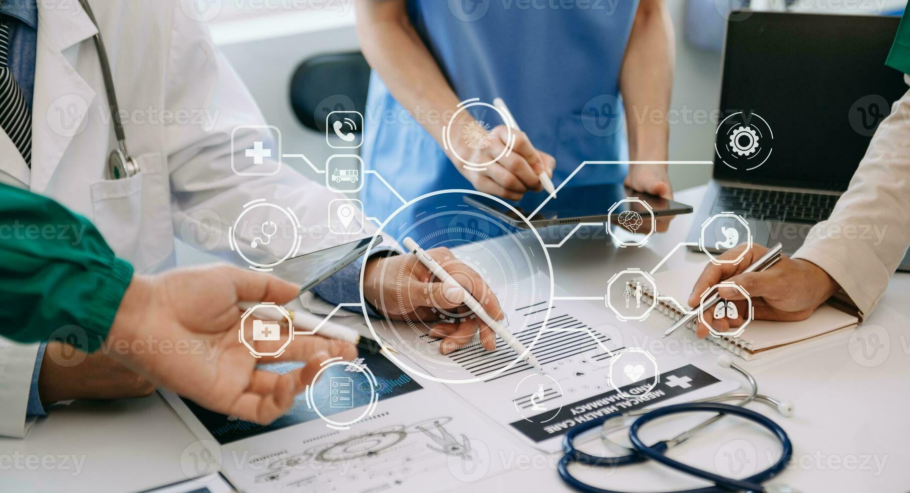 médico tecnología red equipo reunión concepto. médico mano trabajando con inteligente teléfono moderno digital tableta y ordenador portátil computadora con gráficos gráfico interfaz, con virtual icono foto