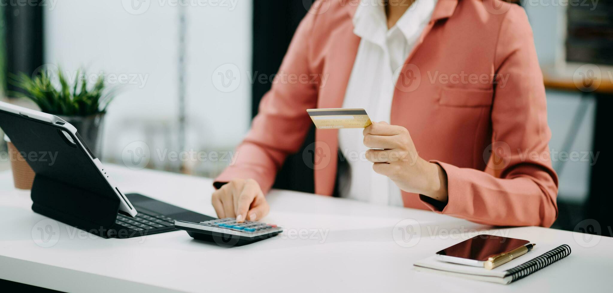 mujer utilizando inteligente teléfono para móvil pagos en línea compras, omni canal, sentado en mesa, virtual íconos gráficos interfaz pantalla foto