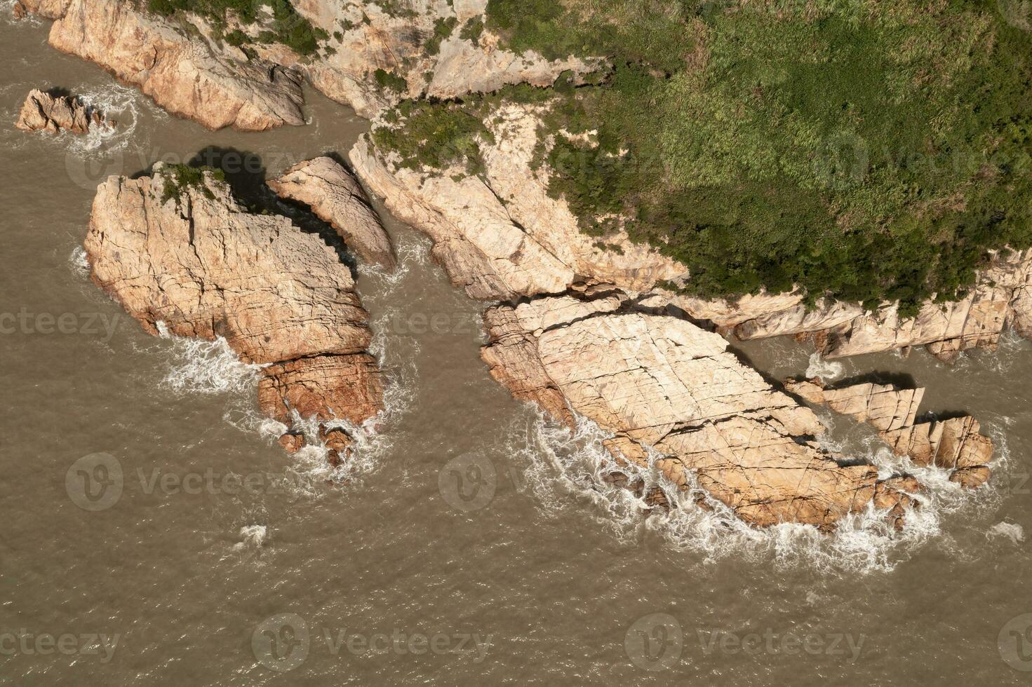 rocío del mar y rocas por el mar, foto en taizhou, zhejiang.