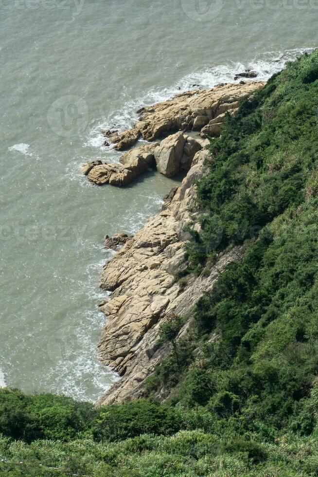 rocío del mar y rocas por el mar, foto en taizhou, zhejiang.