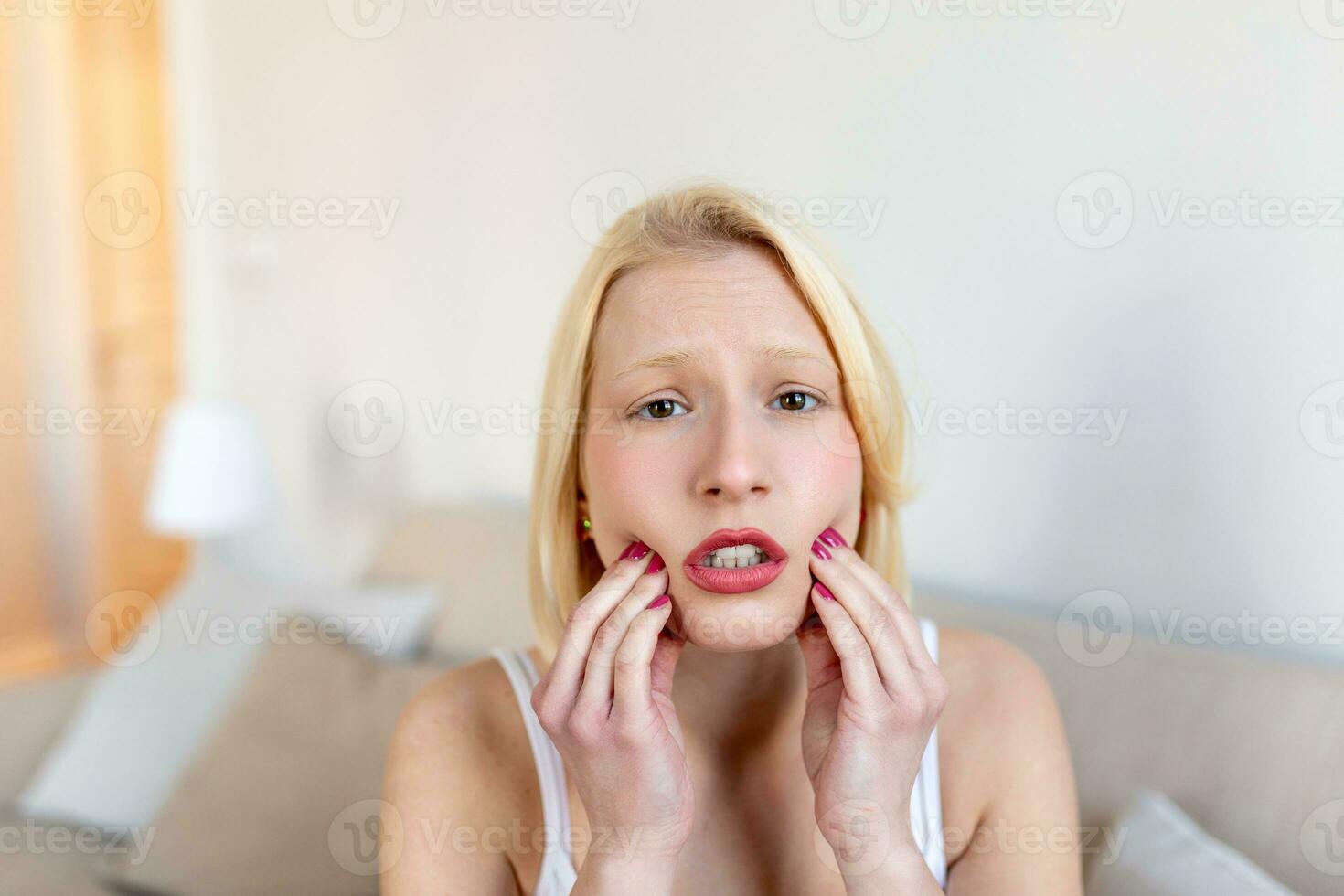 diente dolor. mujer sensación diente dolor. de cerca de hermosa triste niña sufrimiento desde fuerte diente dolor. atractivo hembra sensación doloroso dolor de muelas. dental salud y cuidado concepto. foto