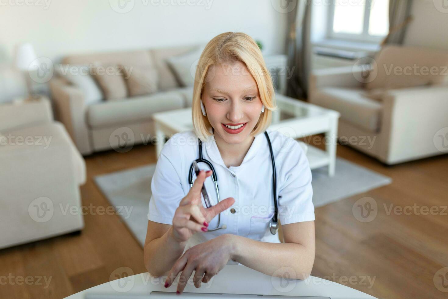 atractivo hembra médico hablando mientras explicando médico tratamiento a paciente mediante un vídeo llamada con ordenador portátil en el consulta. foto