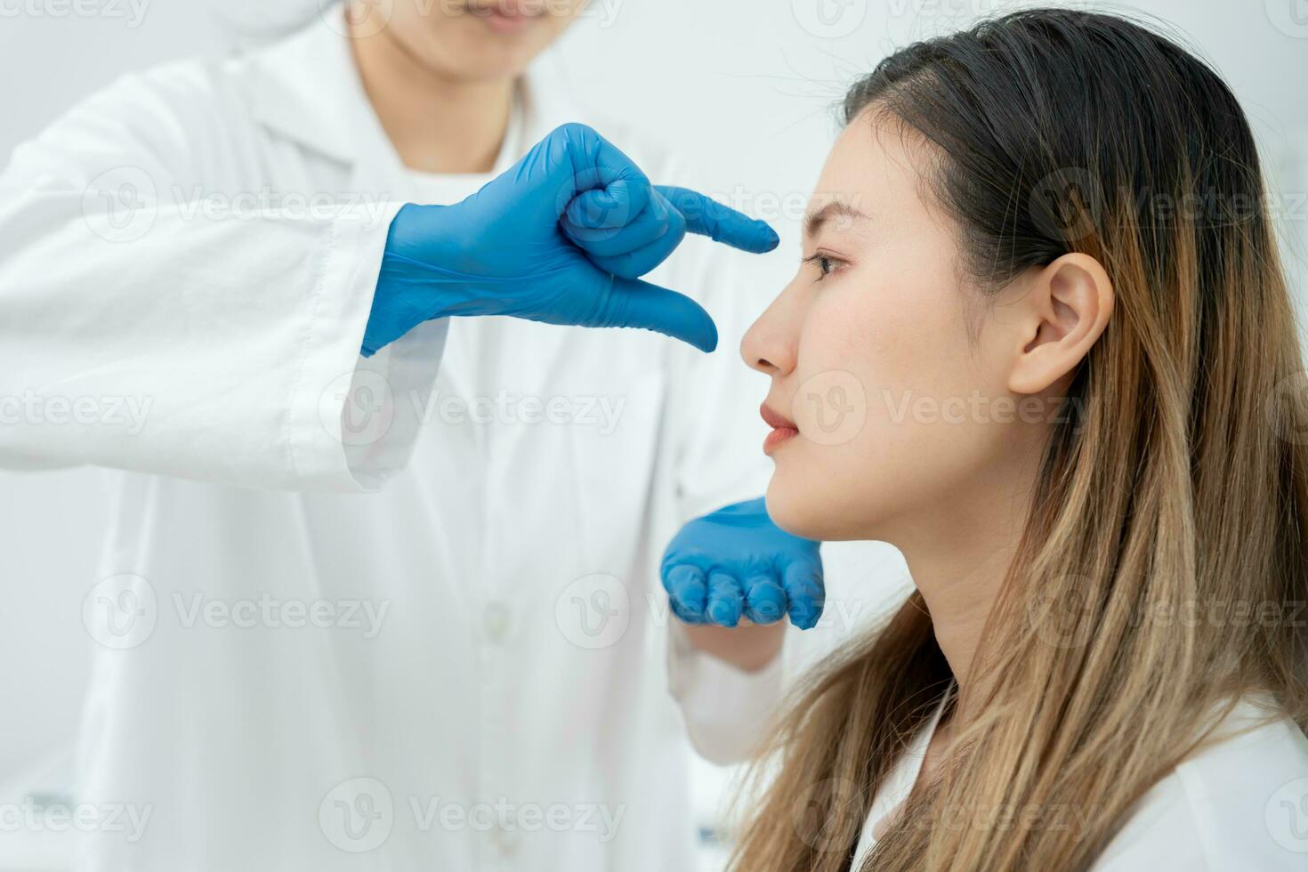 el plastico cirugía, belleza, cirujano o cosmetólogo conmovedor mujer rostro, quirúrgico procedimiento ese involucrar alterando forma de nariz, médico examina paciente nariz antes de rinoplastia, médico asistencia, salud foto