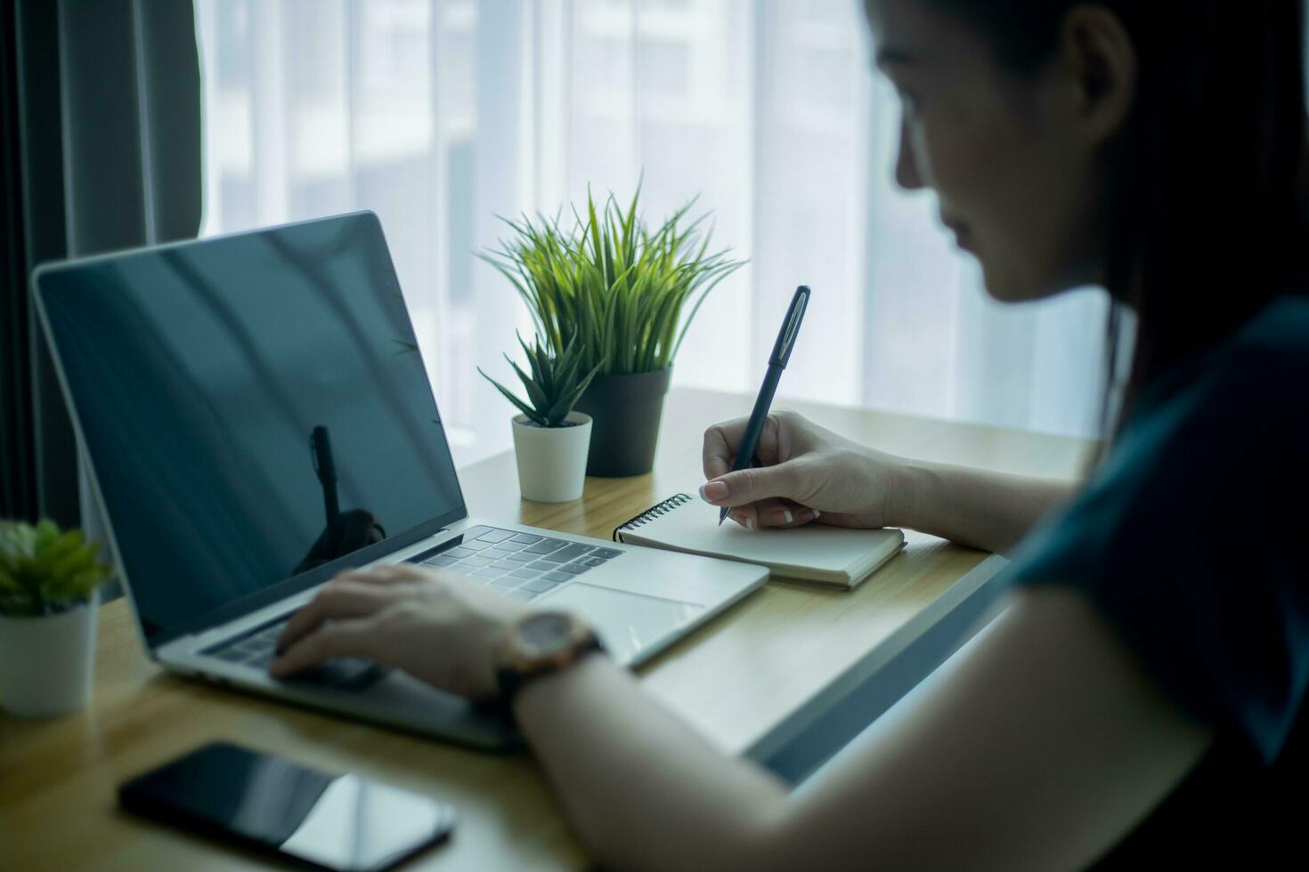 asiático mujer utilizando ordenador portátil computadora a hogar. foto