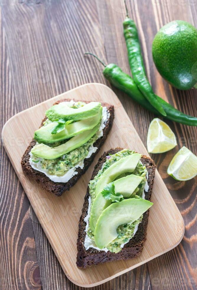 tostadas con crema queso y guacamole foto