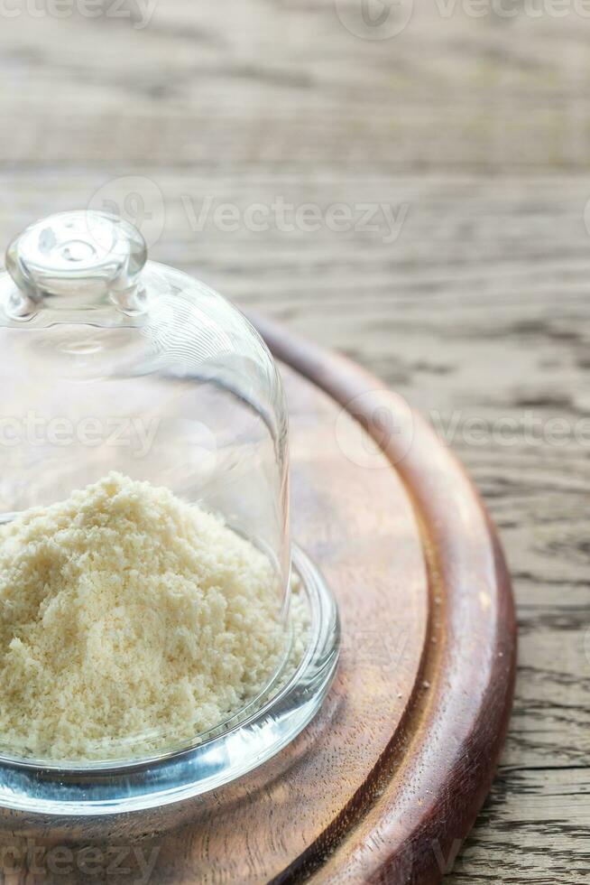 parmesano queso en el de madera tablero foto