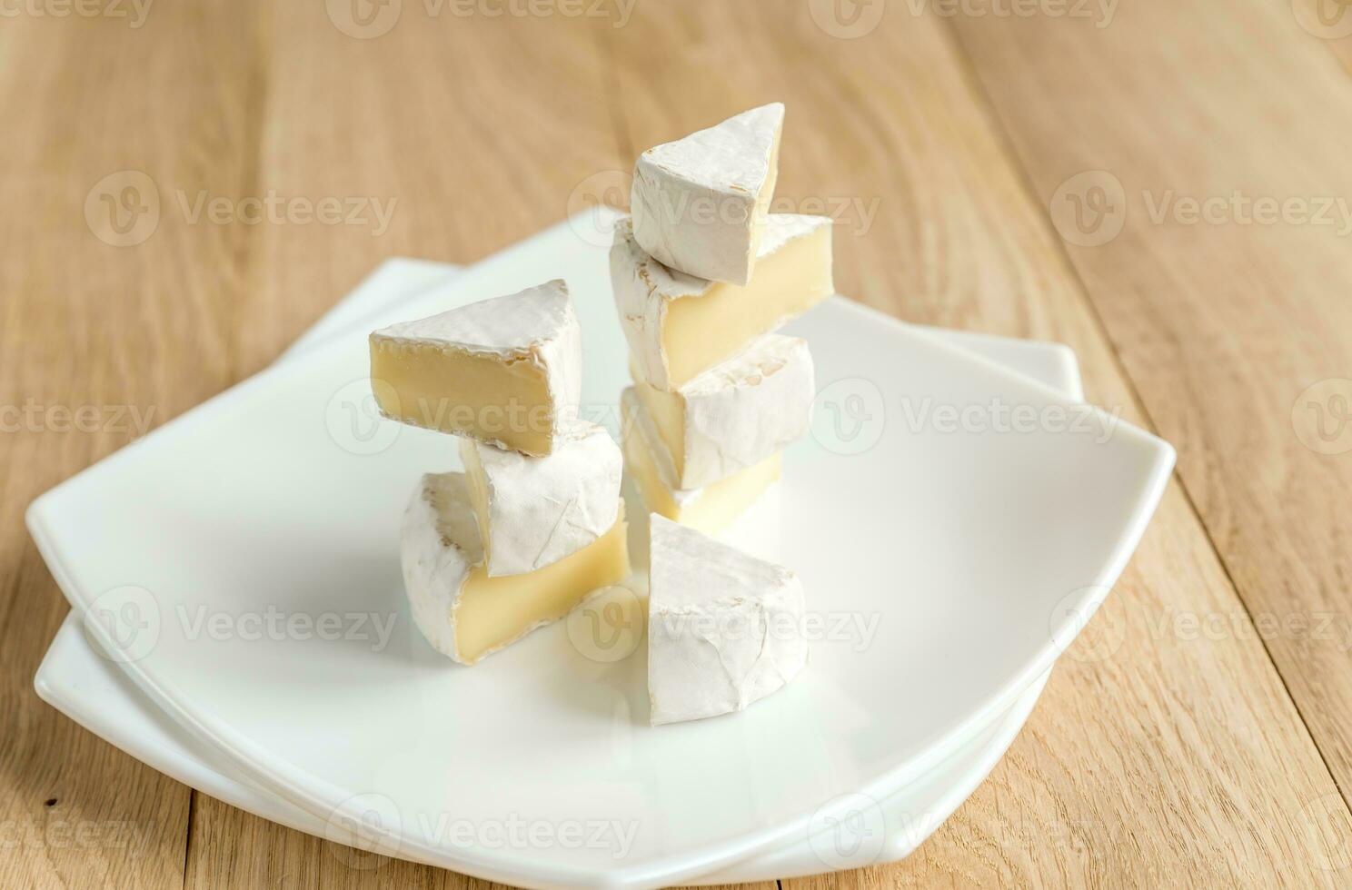 rebanadas de queso Camembert en el plato foto