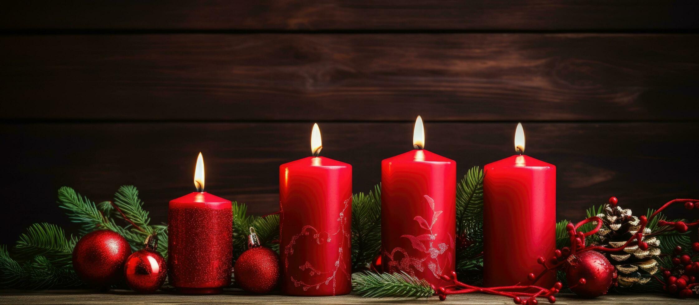 decorativo artículos y un cuarteto de carmesí velas para el adviento temporada foto