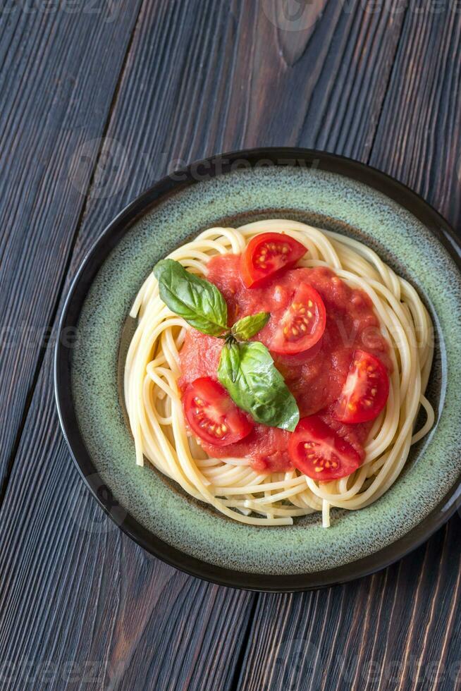 pasta con tomate salsa y Fresco albahaca en el plato foto