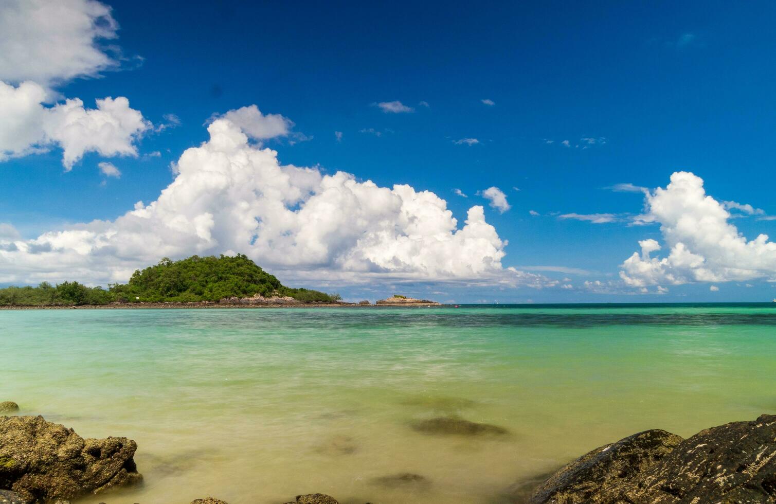paisaje ver largo exposición blanco arena playa claro azul agua nang RAM playa, chonburi Tailandia temprano Mañana con azul cielo blanco nubes Perfecto viaje. en turista viaje fiesta en verano de año foto