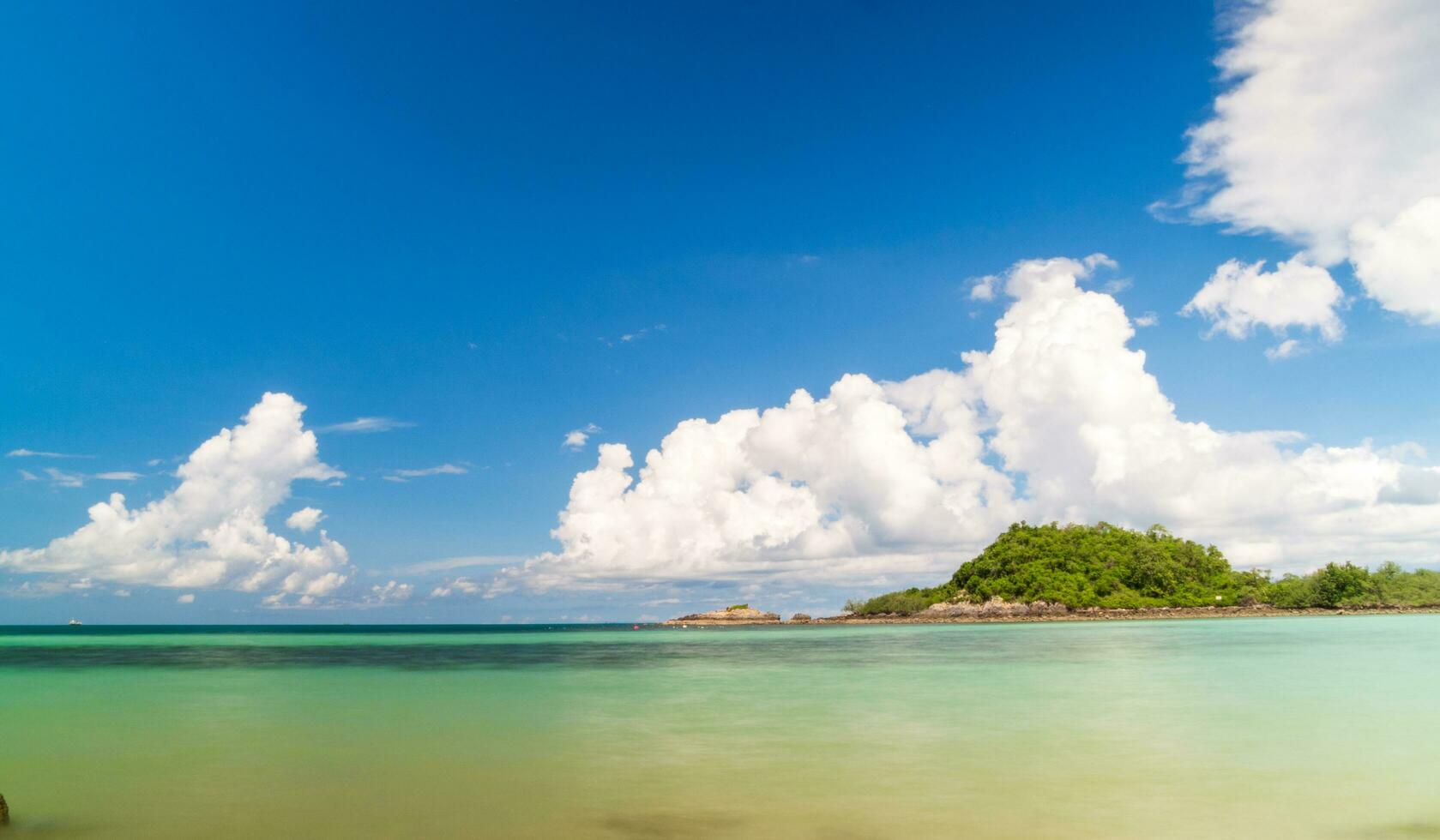 paisaje ver largo exposición blanco arena playa claro azul agua nang RAM playa, chonburi Tailandia temprano Mañana con azul cielo blanco nubes Perfecto viaje. en turista viaje fiesta en verano de año foto