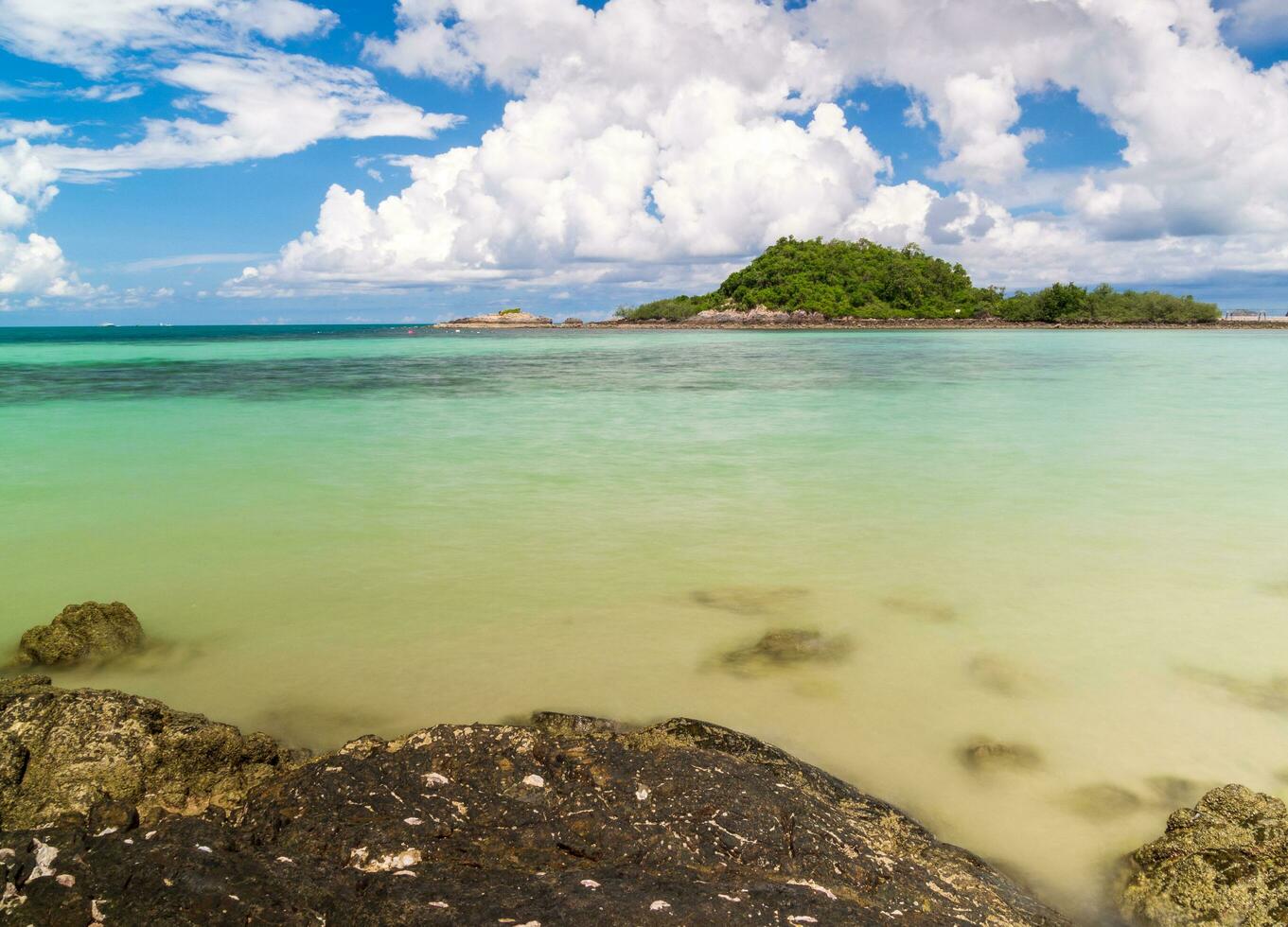 paisaje ver largo exposición blanco arena playa claro azul agua nang RAM playa, chonburi Tailandia temprano Mañana con azul cielo blanco nubes Perfecto viaje. en turista viaje fiesta en verano de año foto