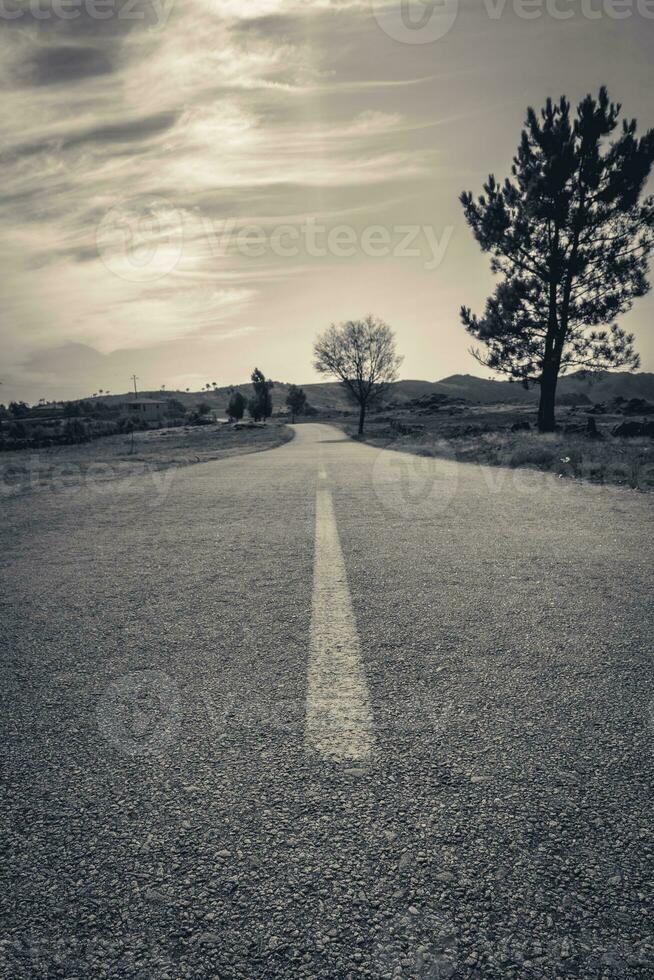 bajo ver en negro y blanco, desde un país la carretera en albergaría da sierra, Portugal. foto