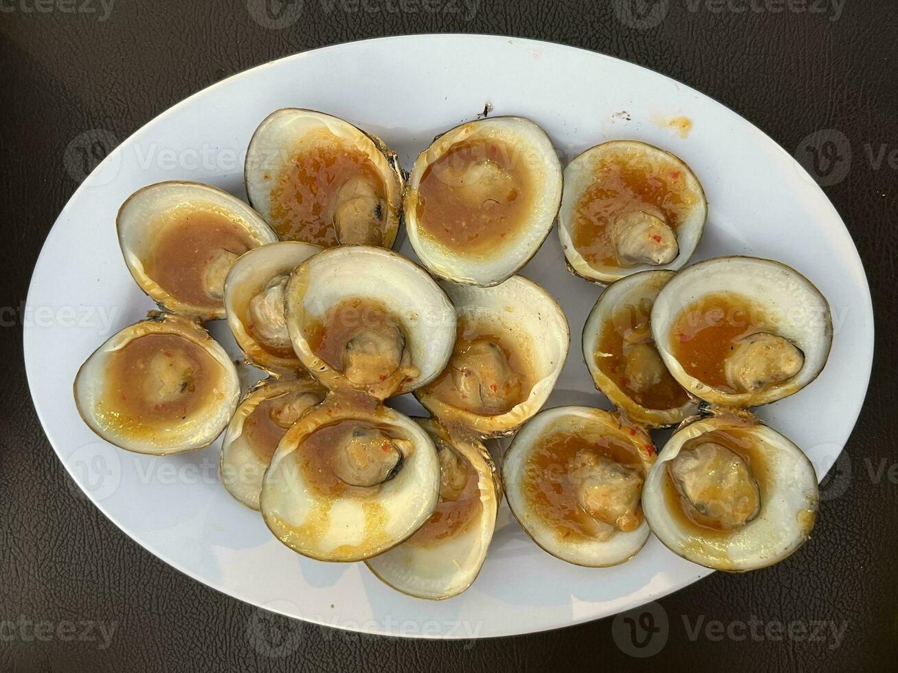 mejillones en un blanco plato foto