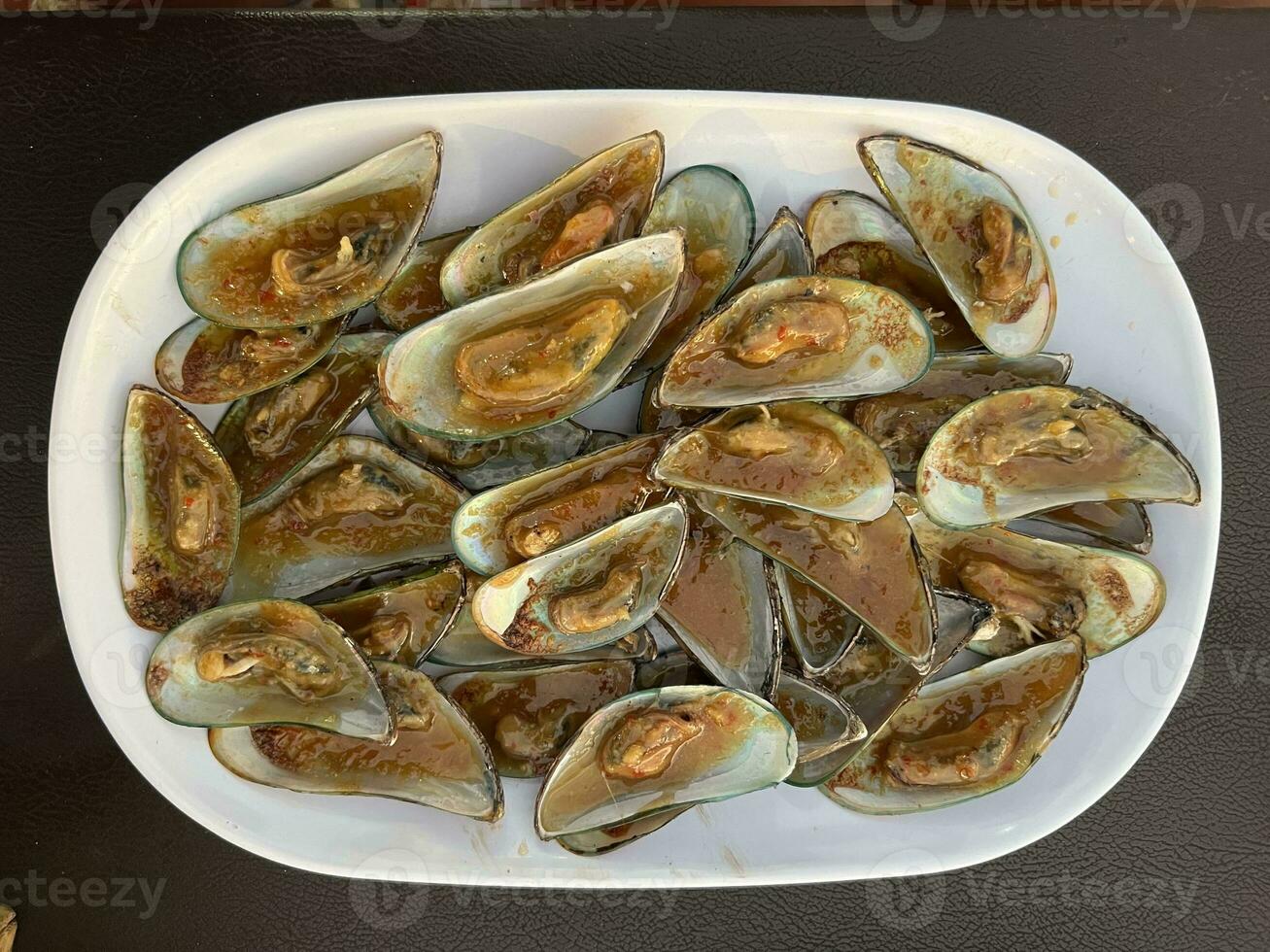 mejillones en un blanco plato foto