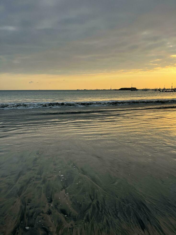 puesta de sol en la playa foto