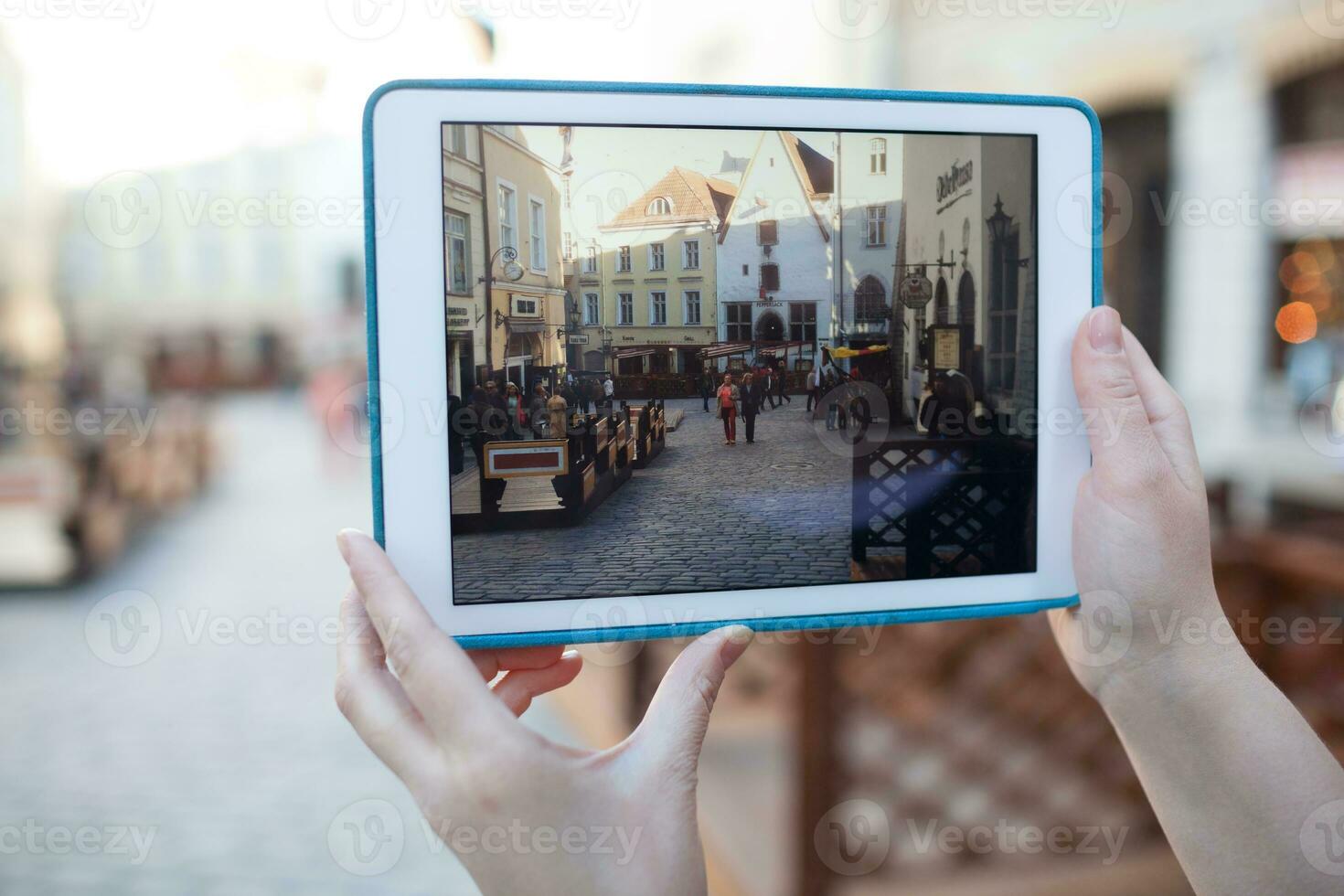 haciendo foto o vídeo con almohadilla de antiguo calle en tallin, Estonia