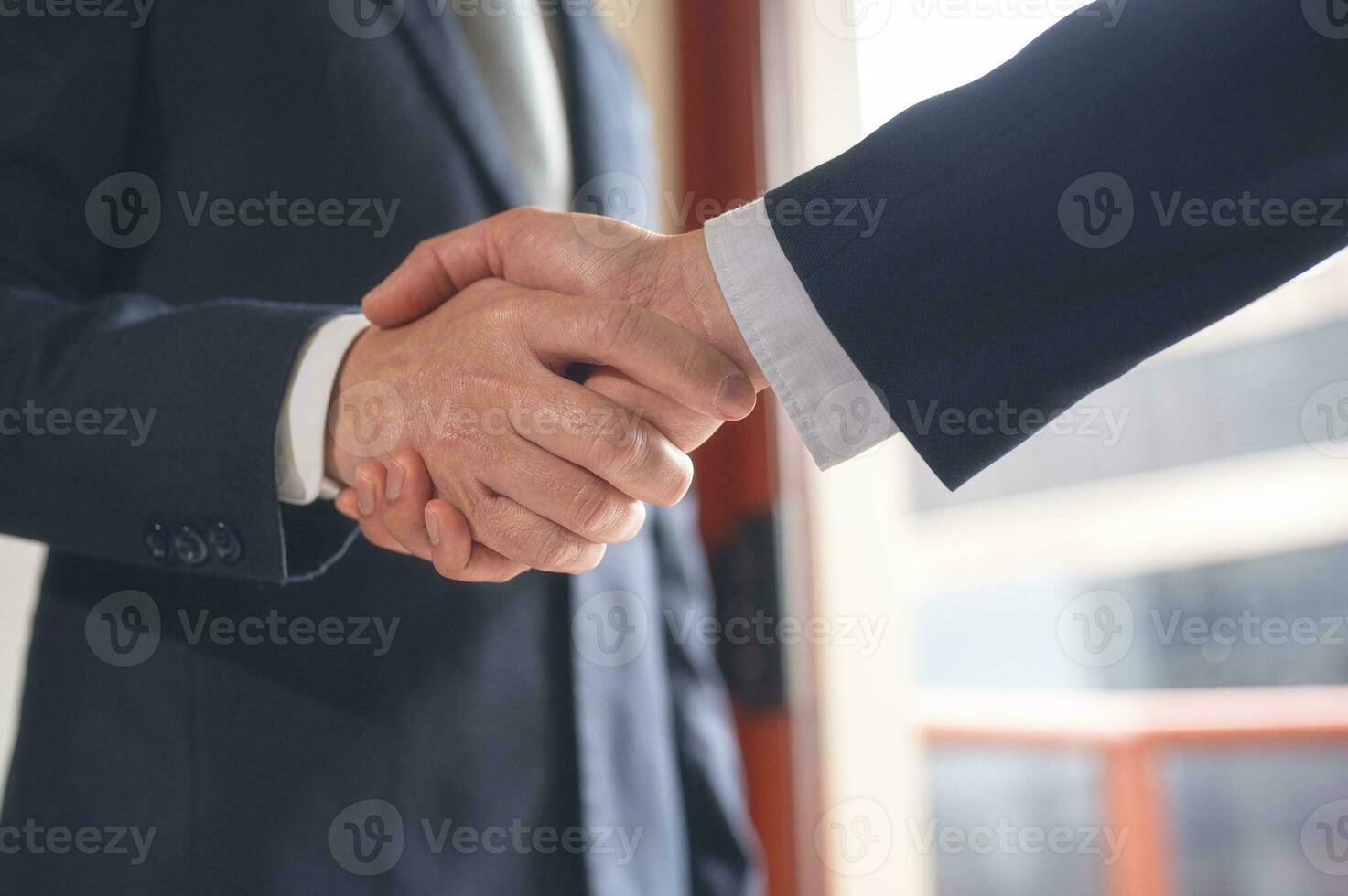 empresario sacudir mano con compañero a celebracion camaradería y negocio acuerdo concepto, empresario apretón de manos para trabajo en equipo de negocio fusión y adquisición, exitoso negociar, mano sacudir foto