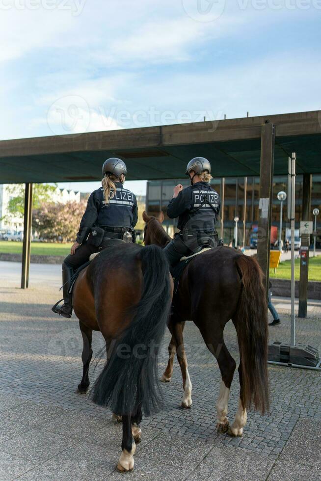 el baden-wurtenberg policía. policías en lado de caballo patrulla el ciudad. ley aplicación agencias foto