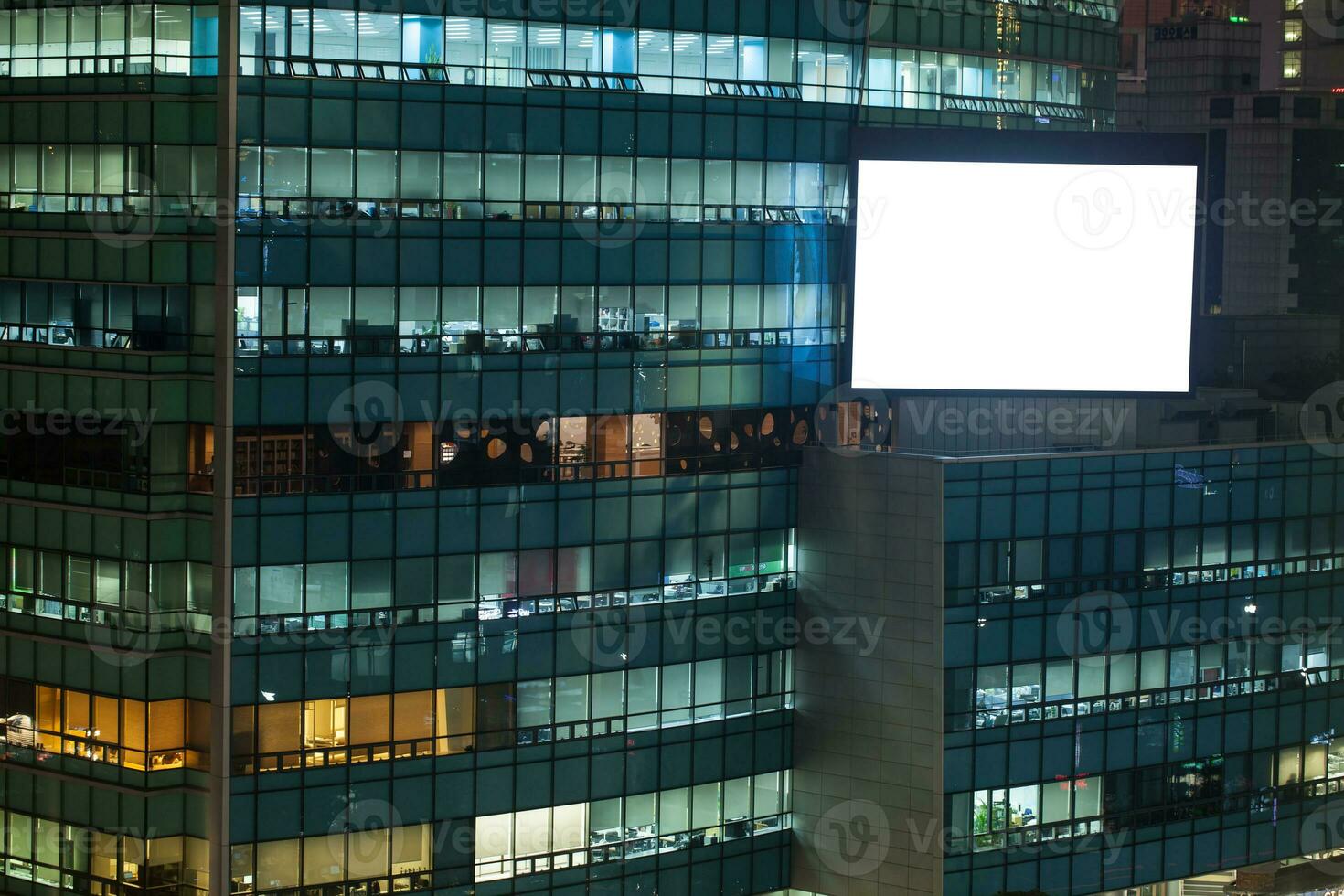 moderno edificio oficina con cartelera foto