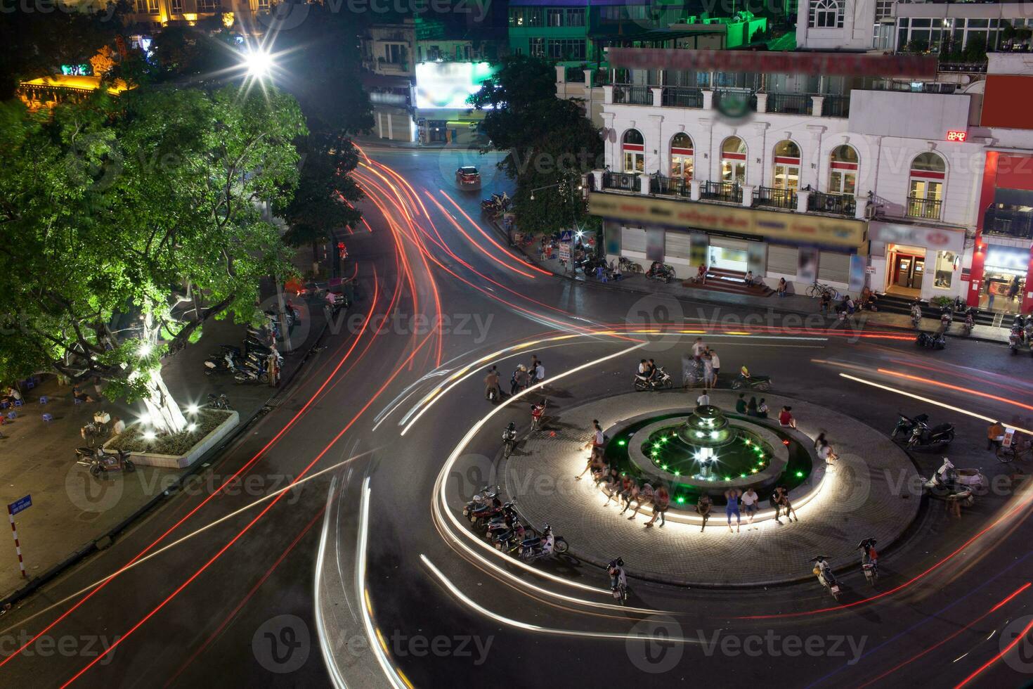 noche tráfico en el cuadrado con movimiento caminos. Hanoi, Vietnam foto