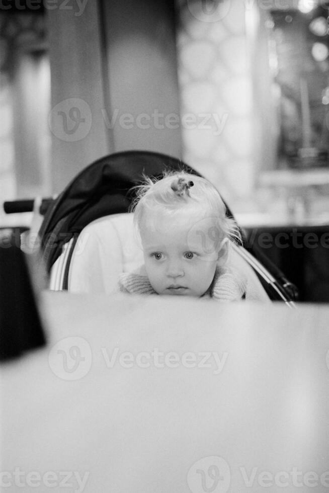 bebé niña en paseante acecho dibujos animados en Teléfono móvil foto