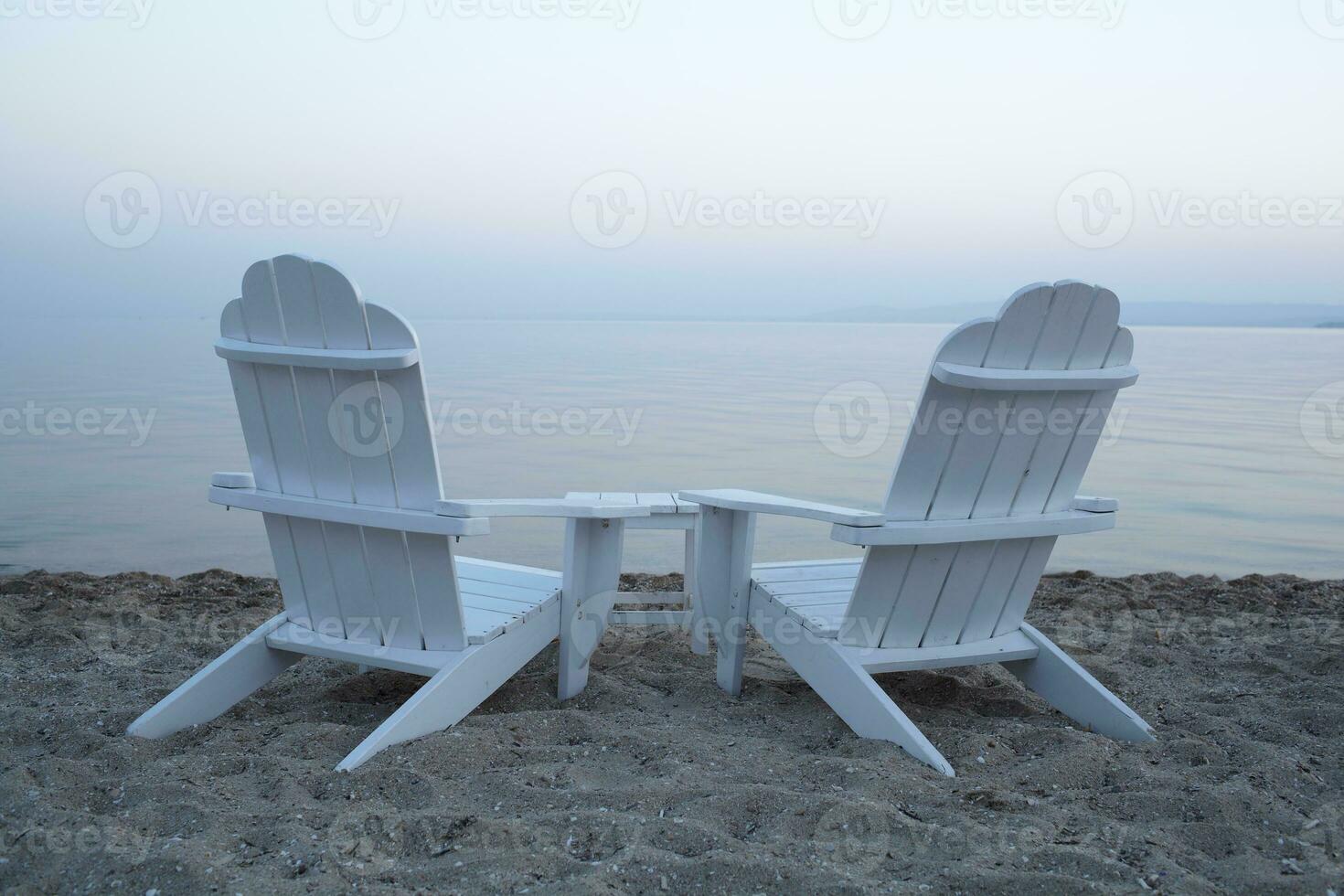 vacío de madera cubierta sillas en un playa foto