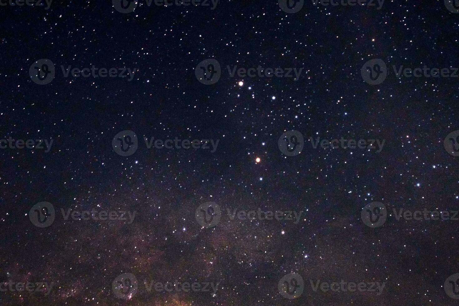reluciente estrellas con lechoso camino en noche cielo foto