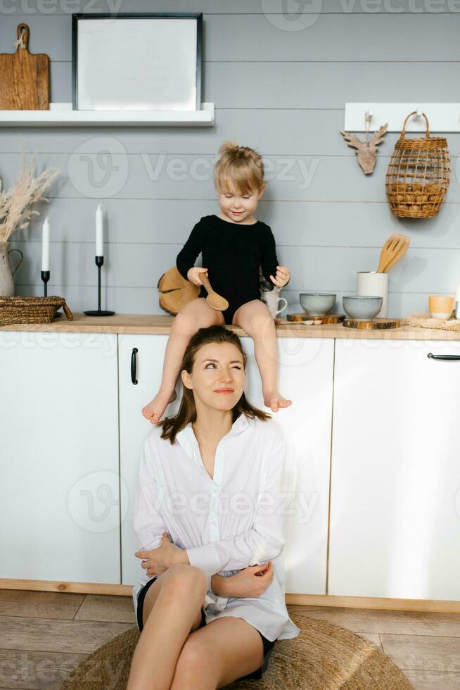 madre y hija tener divertido con de madera cucharas foto