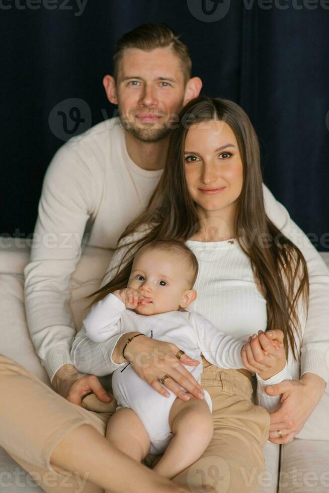 linda elegante familia papá, mamá y bebé chico son contento a ser juntos foto