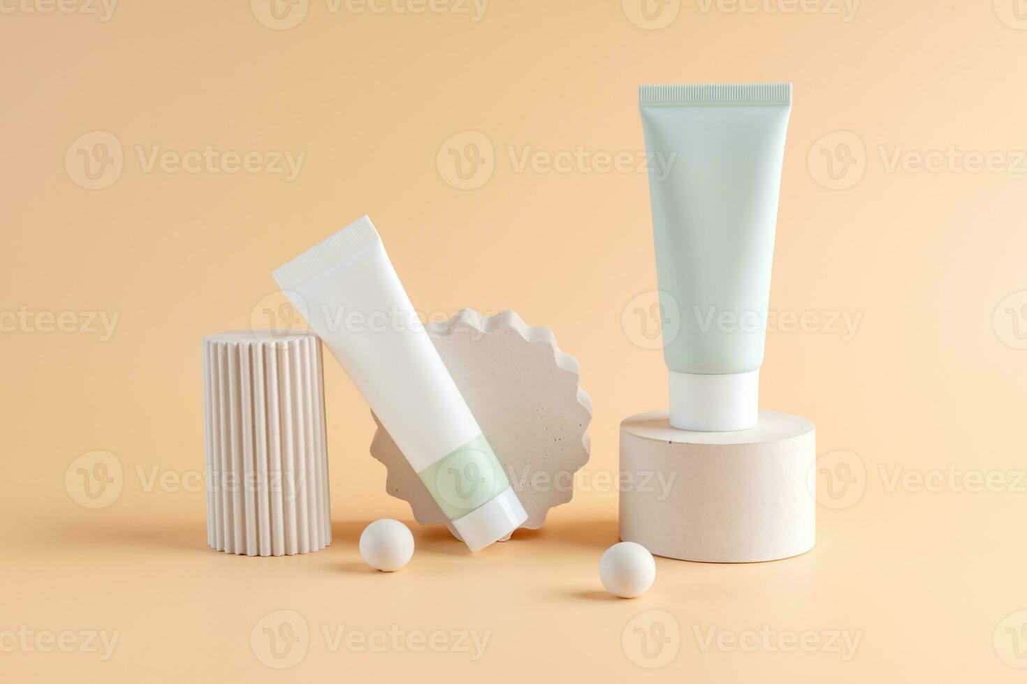 blanco productos cosméticos protección de la piel producto o embalaje para burlarse de arriba. belleza y spa concepto. loción y crema humedad para piel salud. prima y lujo diseño para marca. foto