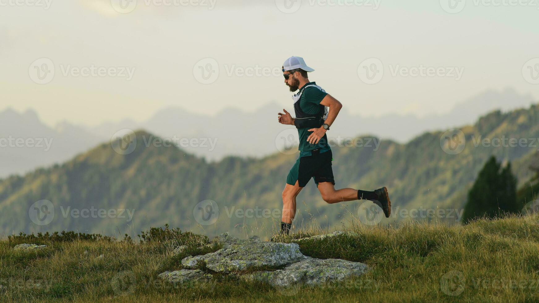 joven hombre carreras en el montañas foto