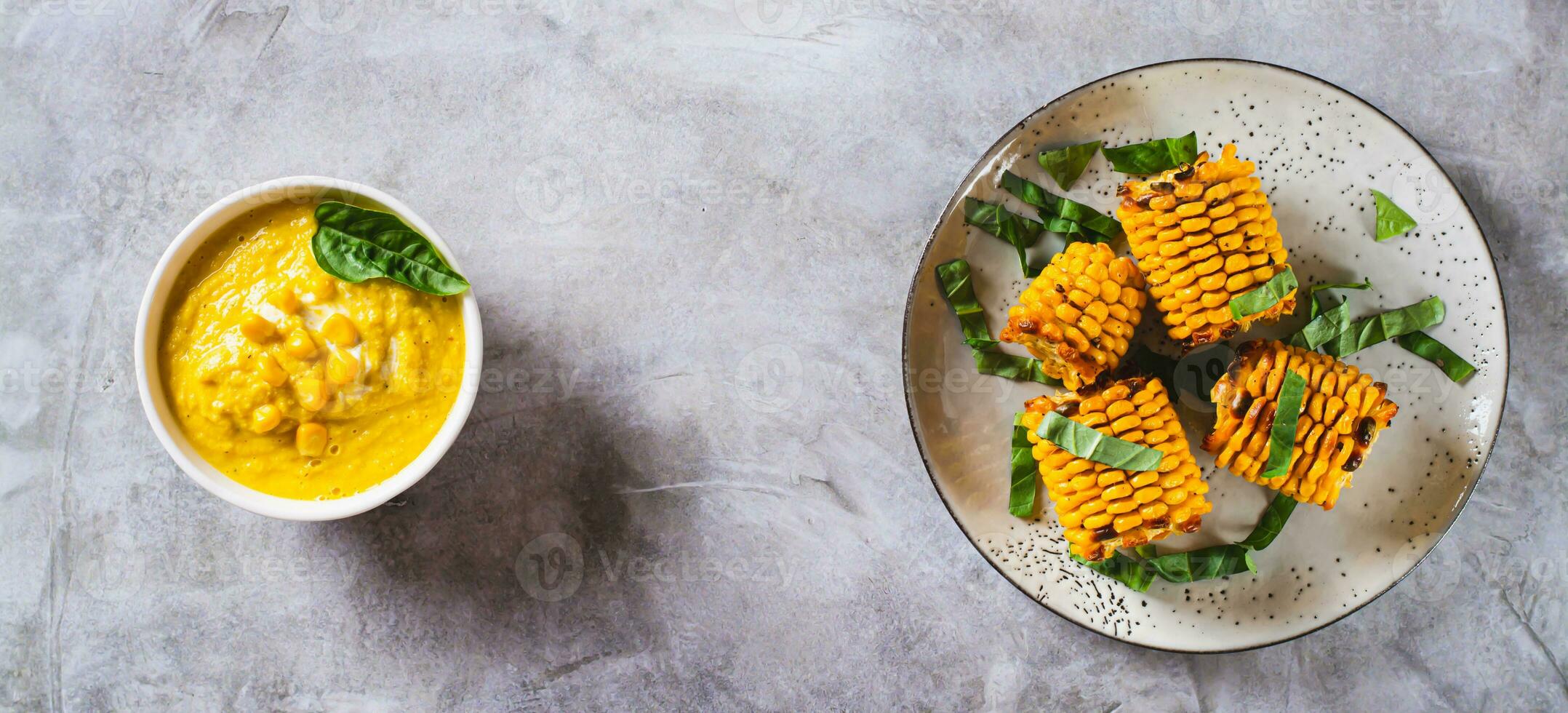 hecho en casa maíz sopa en un cuenco y horneado maíz en un plato parte superior ver web bandera foto