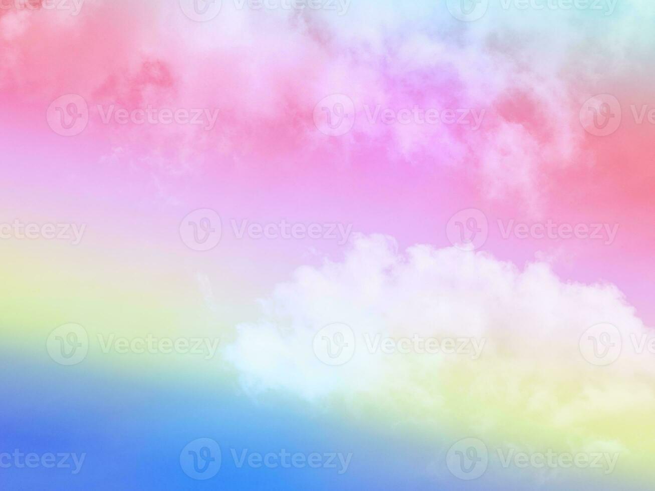 belleza dulce pastel púrpura y amarillo vistoso con mullido nubes en cielo. multi color arco iris imagen. resumen fantasía creciente ligero foto
